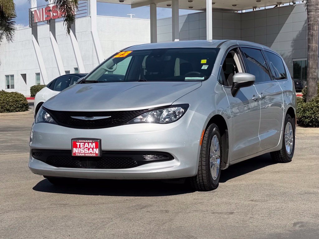 Used 2023 Chrysler Voyager LX FWD image 4