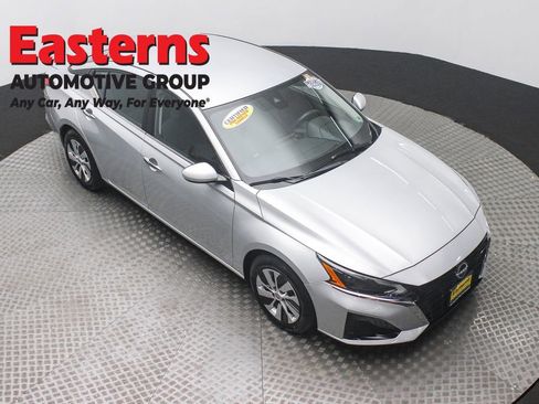 Used 2023 Nissan Altima 2.5 S image 3