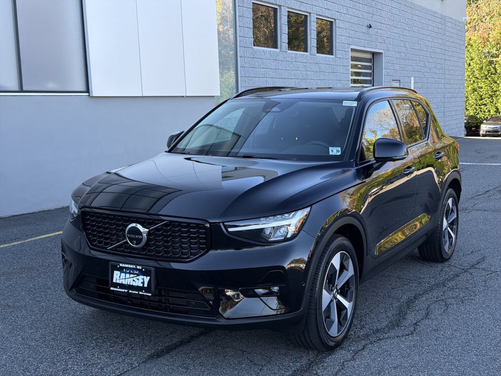 Certified 2025 Volvo XC40 B5 Plus AWD/4WD image 1