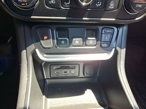 Used 2019 GMC Terrain SLT w/ Preferred Package AWD/4WD image 17