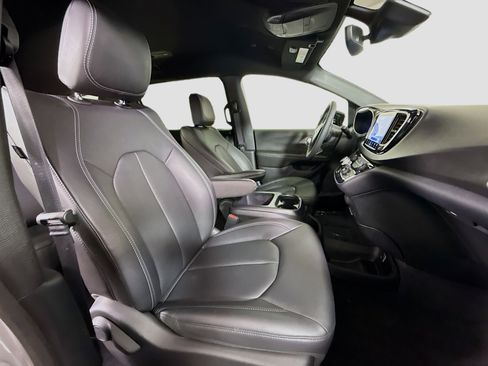 Used 2026 Chrysler Pacifica Select image 29
