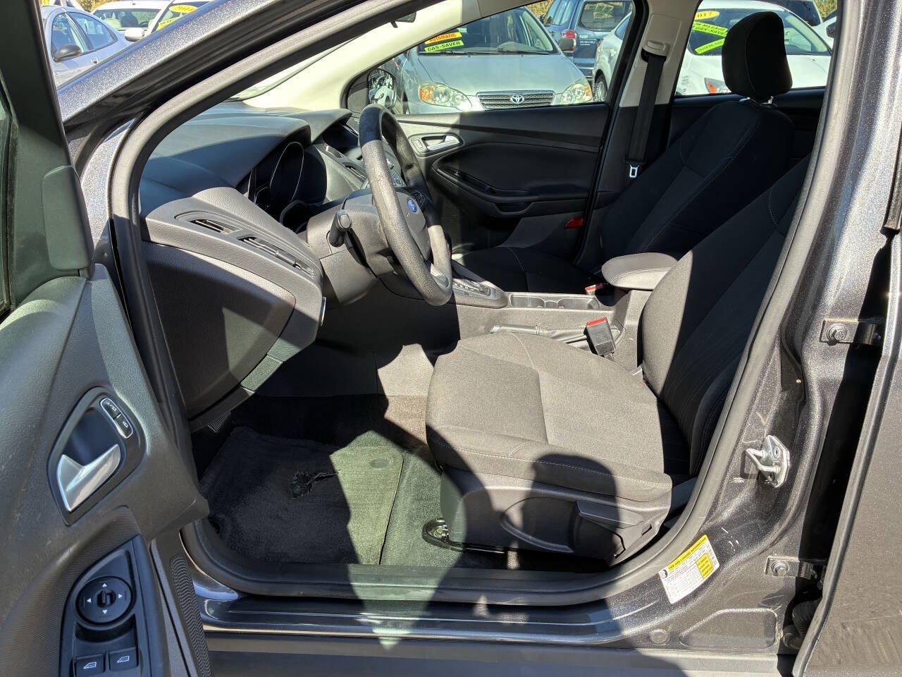 Used 2017 Ford Focus SE FWD image 3