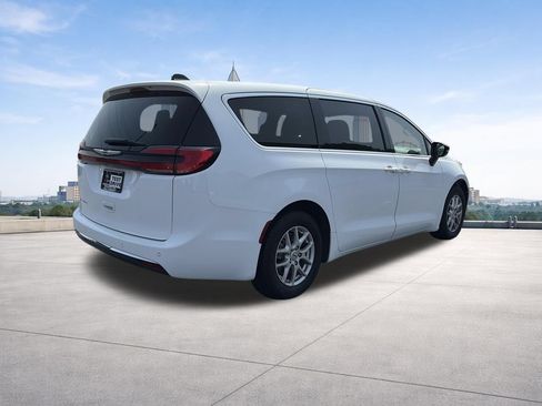 Used 2024 Chrysler Pacifica Touring-L FWD image 22