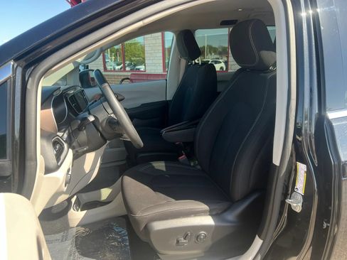 Used 2024 Chrysler Voyager LX FWD image 10