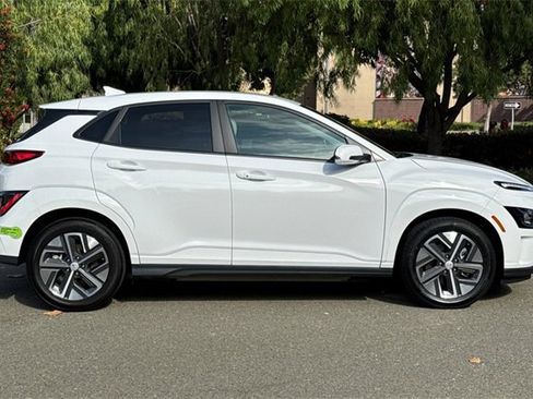 Used 2023 Hyundai Kona SE image 3