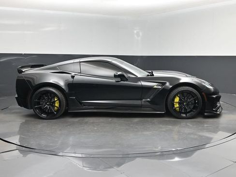 Used 2015 Chevrolet Corvette Z06 w/ 3LZ Preferred Equipment Group RWD image 2
