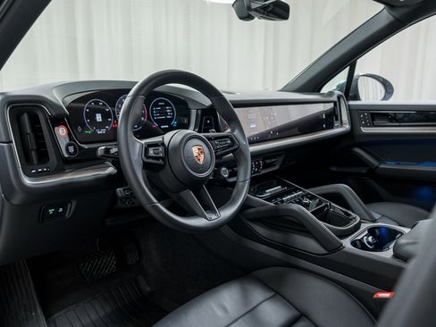 New 2025 Porsche Cayenne image 4