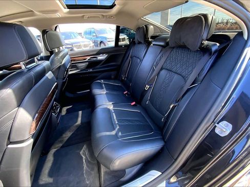 Used 2021 BMW 750i xDrive 750i xDrive w/ Luxury Rear Seating Package image 19