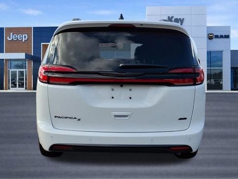 New 2026 Chrysler Pacifica Select image 5