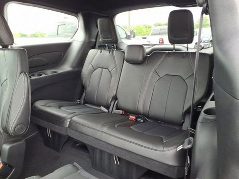New 2027 Chrysler Pacifica Select AWD/4WD image 18