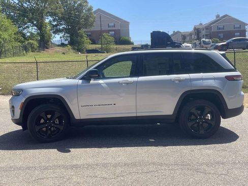New 2025 Jeep Grand Cherokee Altitude AWD/4WD image 6