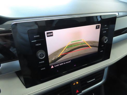 Used 2026 Volkswagen Taos SE FWD image 18