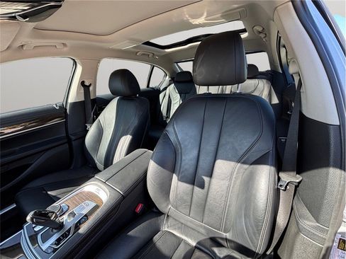 Used 2019 BMW 740i image 19