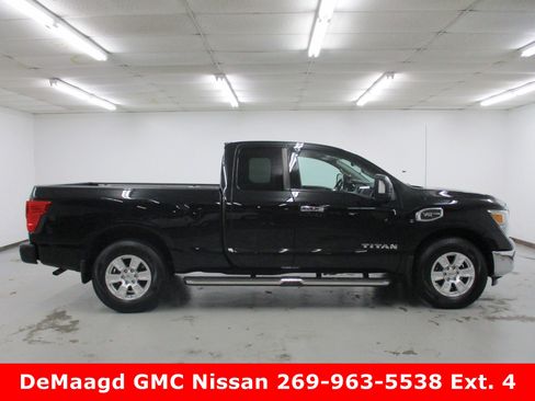 Used 2017 Nissan Titan SV image 9