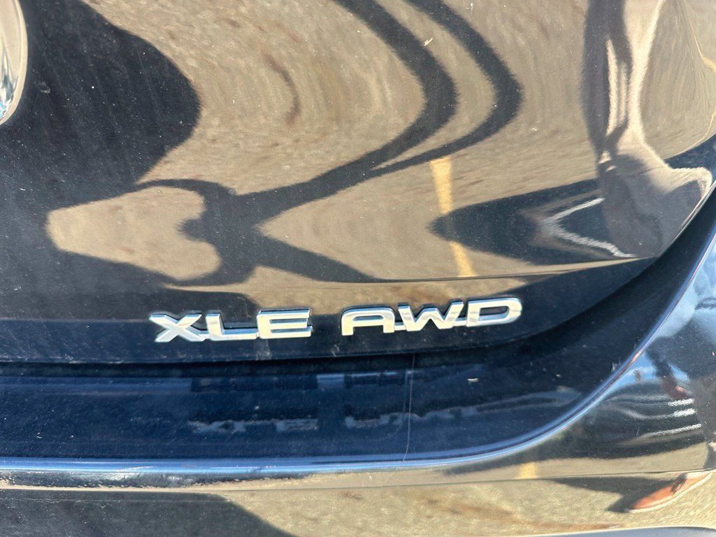 Used 2022 Toyota Highlander XLE AWD/4WD image 6