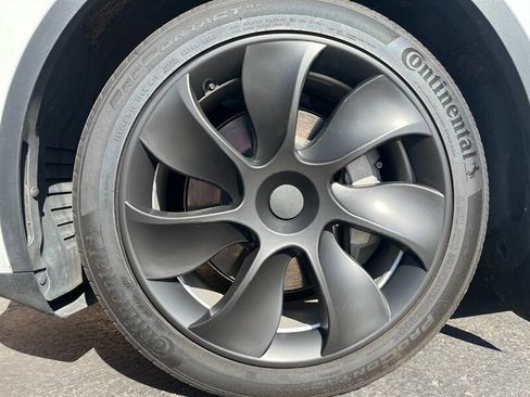 Used 2024 Tesla Model Y Long Range RWD image 35
