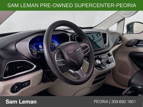 Used 2022 Chrysler Pacifica Touring-L image 9