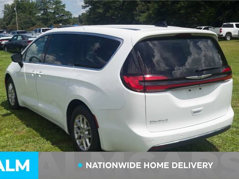 Used 2024 Chrysler Pacifica Touring-L FWD image 4