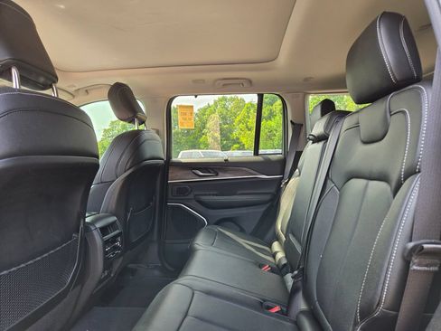 Used 2023 Jeep Grand Cherokee Limited w/ Luxury Tech Group II AWD/4WD image 15