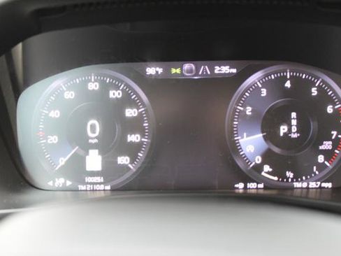 Used 2022 Volvo XC40 T5 Momentum image 19