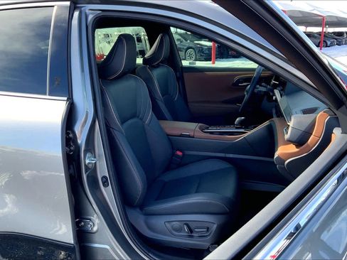 Used 2025 Toyota Crown Limited image 9