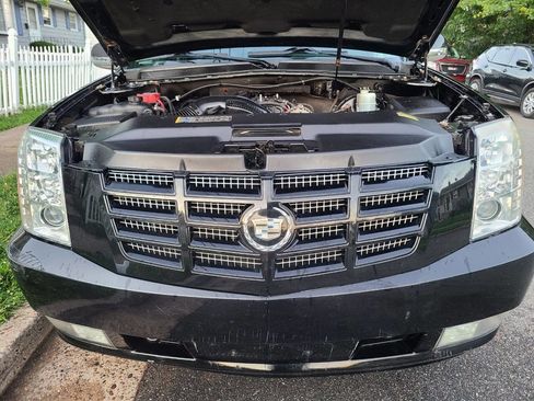 Used 2010 Cadillac Escalade Premium image 19