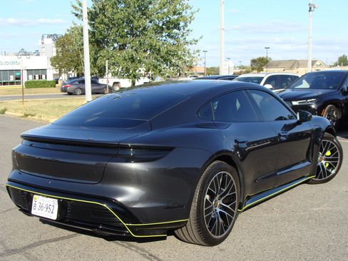 Used 2022 Porsche Taycan image 6