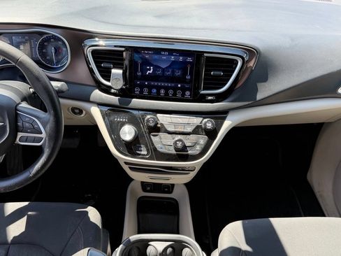 Used 2019 Chrysler Pacifica Touring Plus w/ Tire & Wheel Group FWD image 11