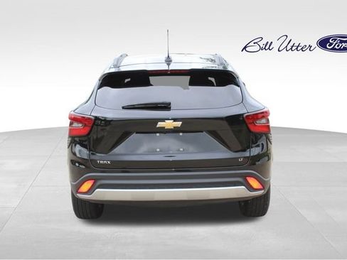 Used 2025 Chevrolet Trax LT FWD image 6