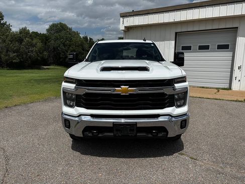 Used 2024 Chevrolet Silverado 2500 LT w/ Convenience Package AWD/4WD image 4