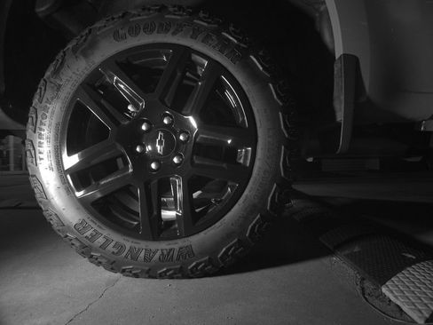 Used 2024 Chevrolet Silverado 1500 Custom Trail Boss w/ Dark Appearance Package AWD/4WD image 9
