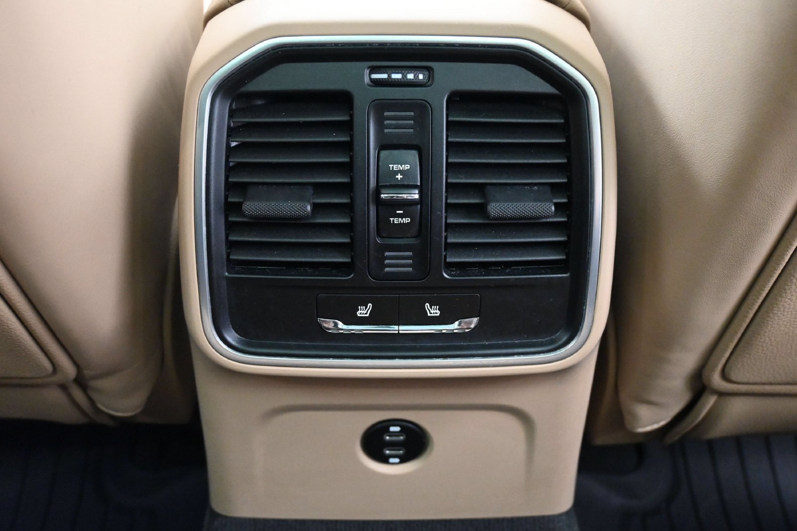 Certified 2025 Porsche Macan AWD/4WD image 8