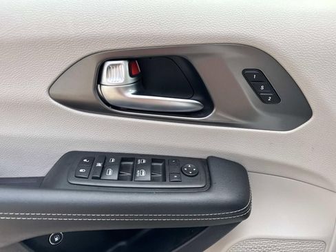 Used 2024 Chrysler Pacifica Limited FWD image 21