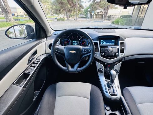 Used 2015 Chevrolet Cruze LS image 10