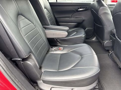 Used 2022 Toyota Highlander XLE FWD image 12