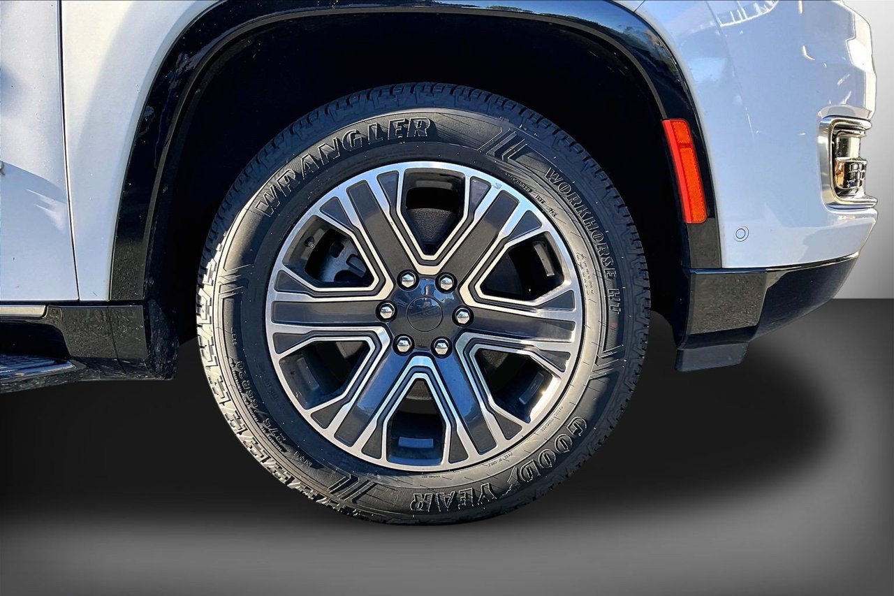 Certified 2024 Jeep Wagoneer L Series II AWD/4WD image 34
