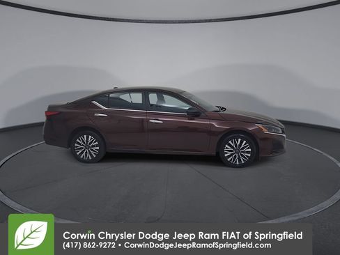 Used 2025 Nissan Altima 2.5 SV AWD/4WD image 17