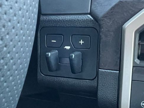 Used 2024 Toyota Tacoma Limited w/ Limited Package (LT) image 30