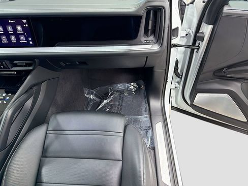 Used 2025 Porsche Cayenne Turbo AWD/4WD image 20
