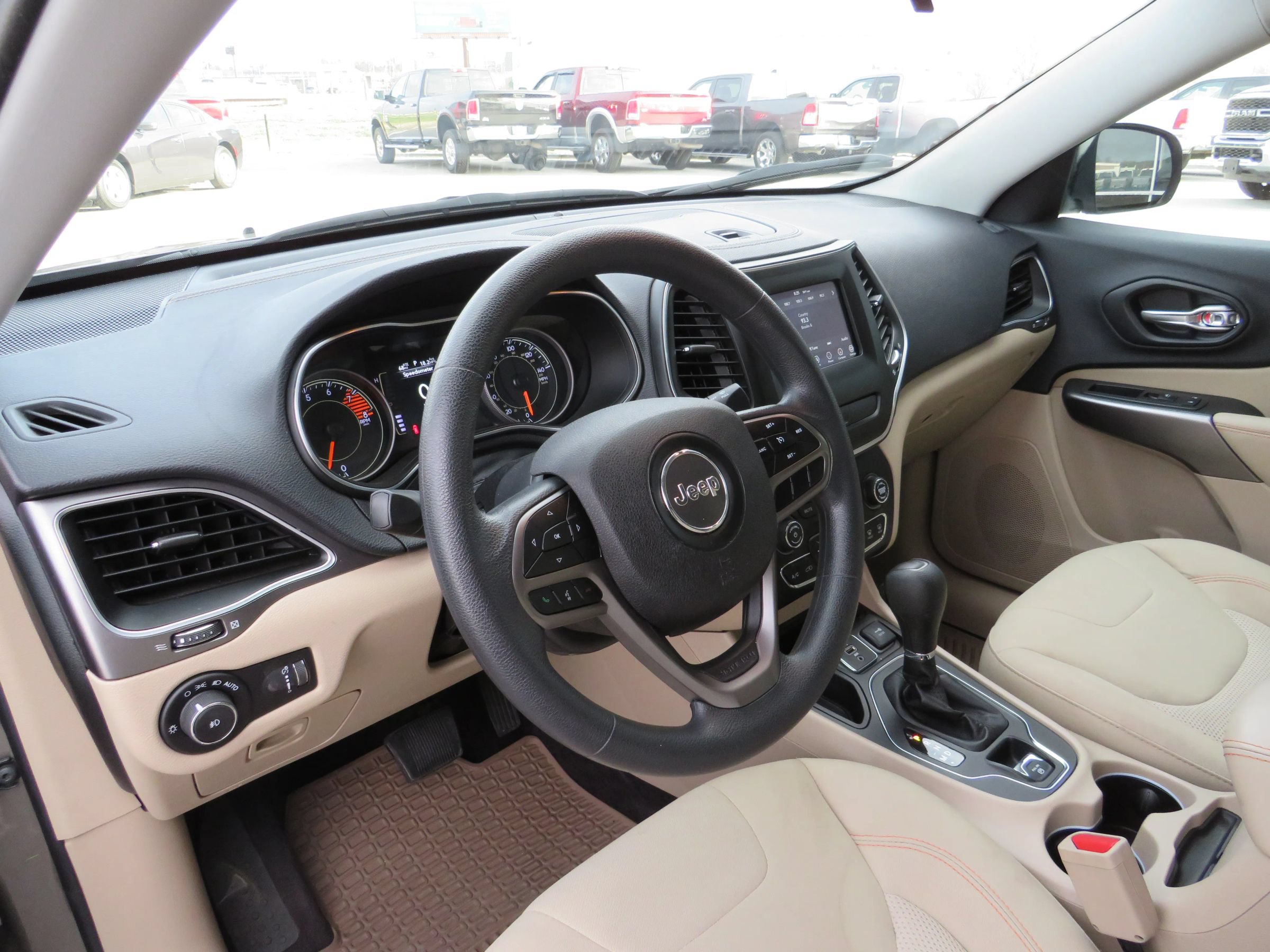 Used 2019 Jeep Cherokee Latitude w/ Popular Appearance Group FWD image 10