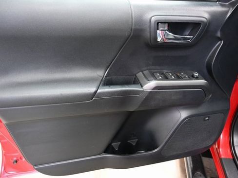 Used 2018 Toyota Tacoma TRD Off-Road image 25