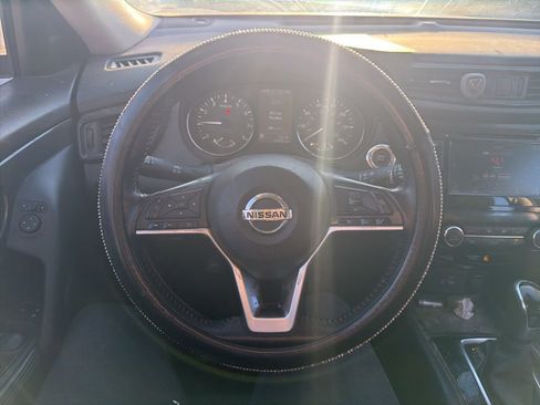 Used 2020 Nissan Rogue SV image 11