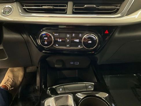 Used 2025 Chevrolet Trax LT w/ LT Convenience Package FWD image 20