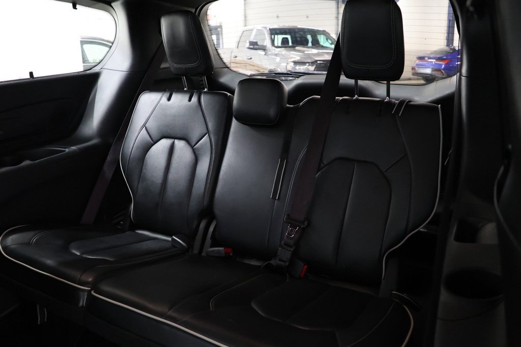 Used 2025 Chrysler Pacifica Limited FWD image 31