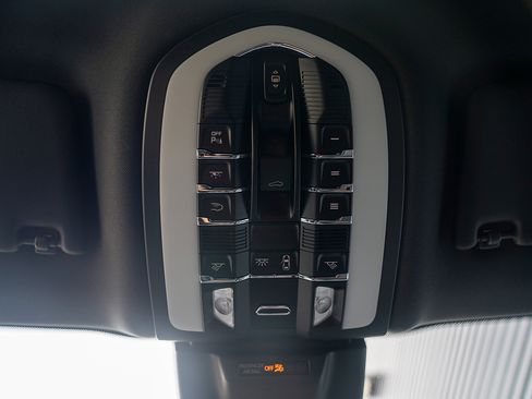 Certified 2025 Porsche Macan AWD/4WD image 11