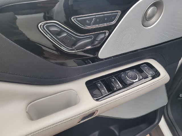 Used 2025 Lincoln Aviator Reserve w/ Equipment Group 201A AWD/4WD image 19