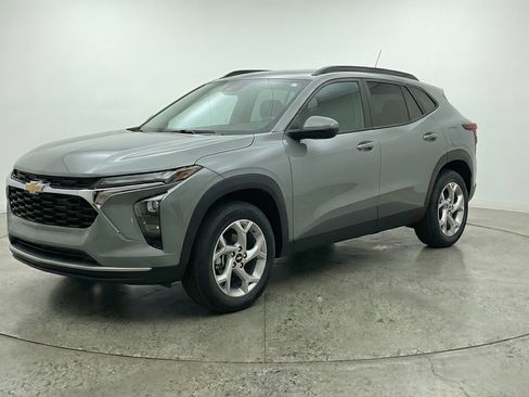 Used 2025 Chevrolet Trax LT w/ LT Convenience Package FWD image 3