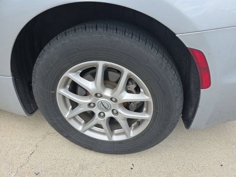 Used 2023 Chrysler Pacifica Touring-L FWD image 3