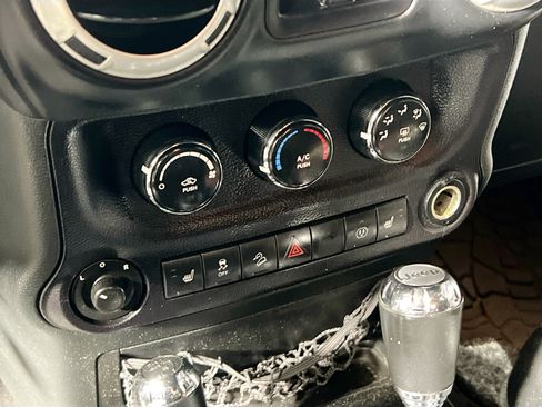 Used 2016 Jeep Wrangler Unlimited Rubicon AWD/4WD image 25