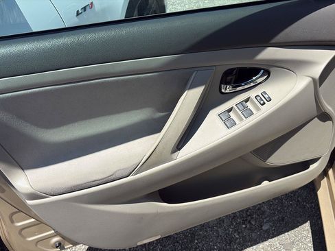 Used 2011 Toyota Camry LE FWD image 5